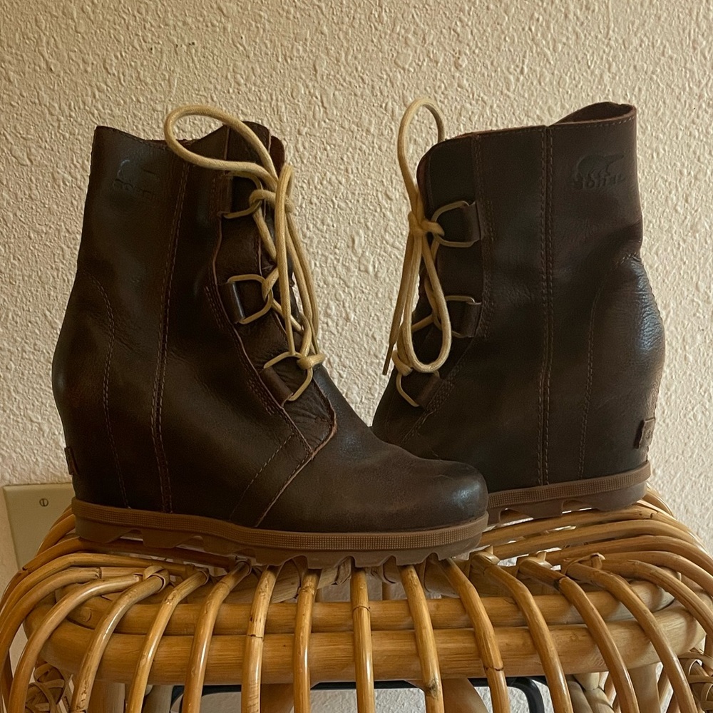 Sorel chocolate brown leather platform boots. Like new. Size 8.